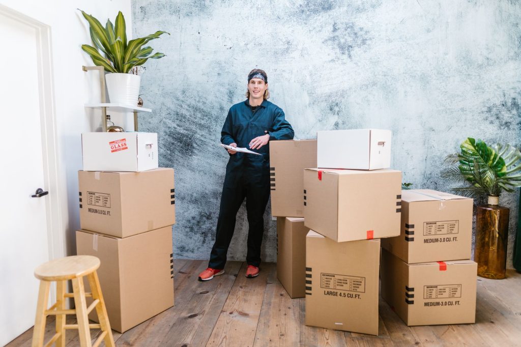 Kamakis Moving Services van and movers with boxes offering stress-free local and long-distance relocations.